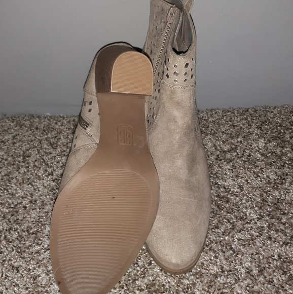 Boots - Picture 3 of 4